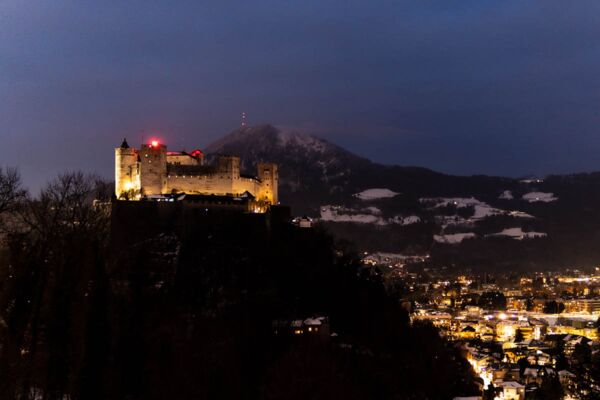 Die Festung Hohen Salzburg von der Richterhöhe aus gesehen, im Hintergrund der Gaisberg ©Hans-Peter Traunig